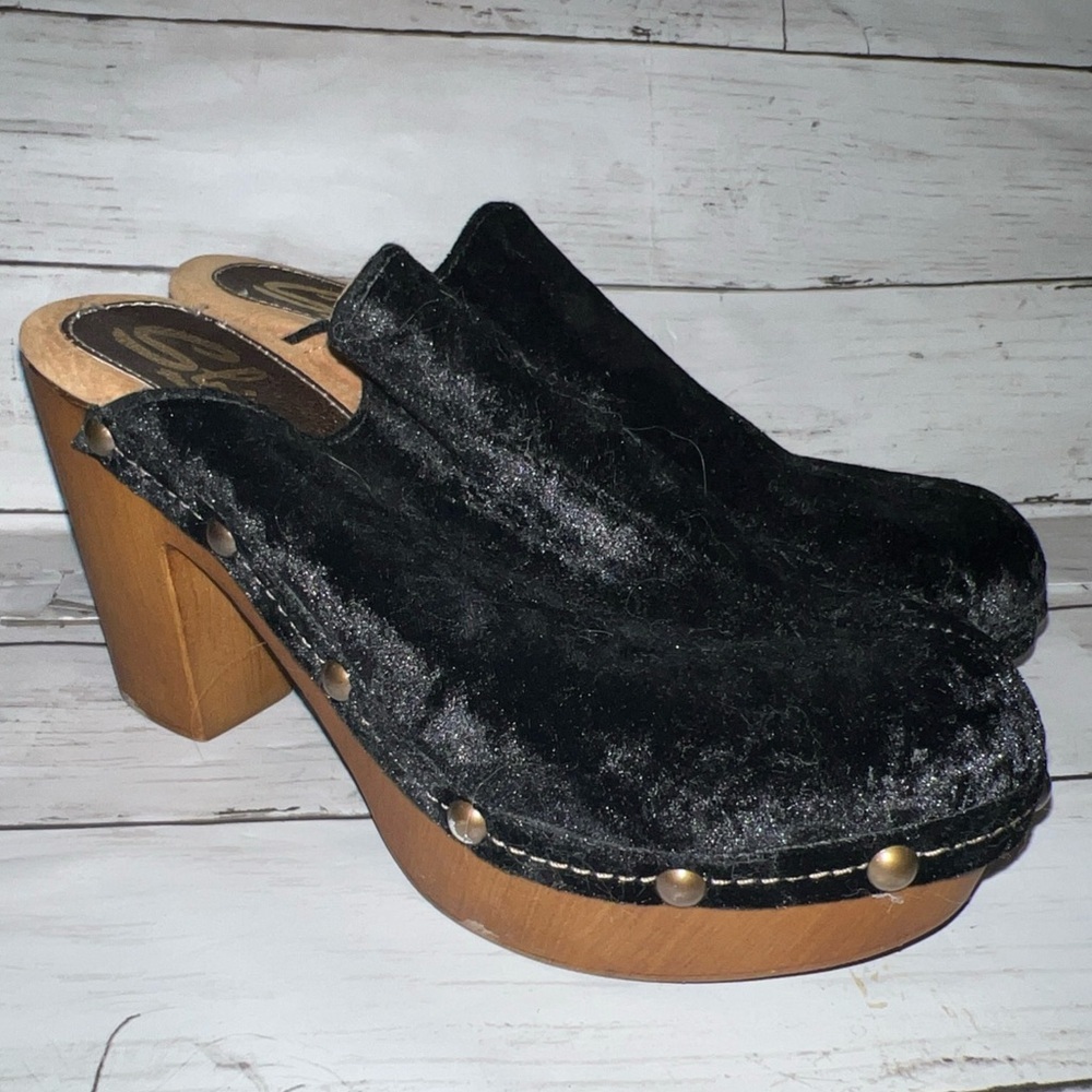 🖤Sbicca Black Velvet Clogs with Wooden Heel🖤 - Picture 1 of 5